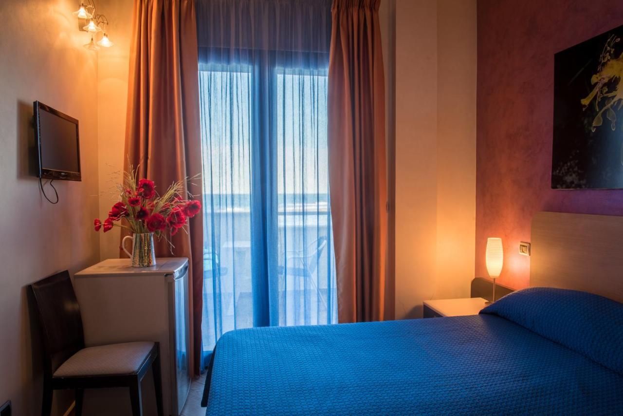 Hotel Mirage Торре-Санта-Сабіна Номер фото