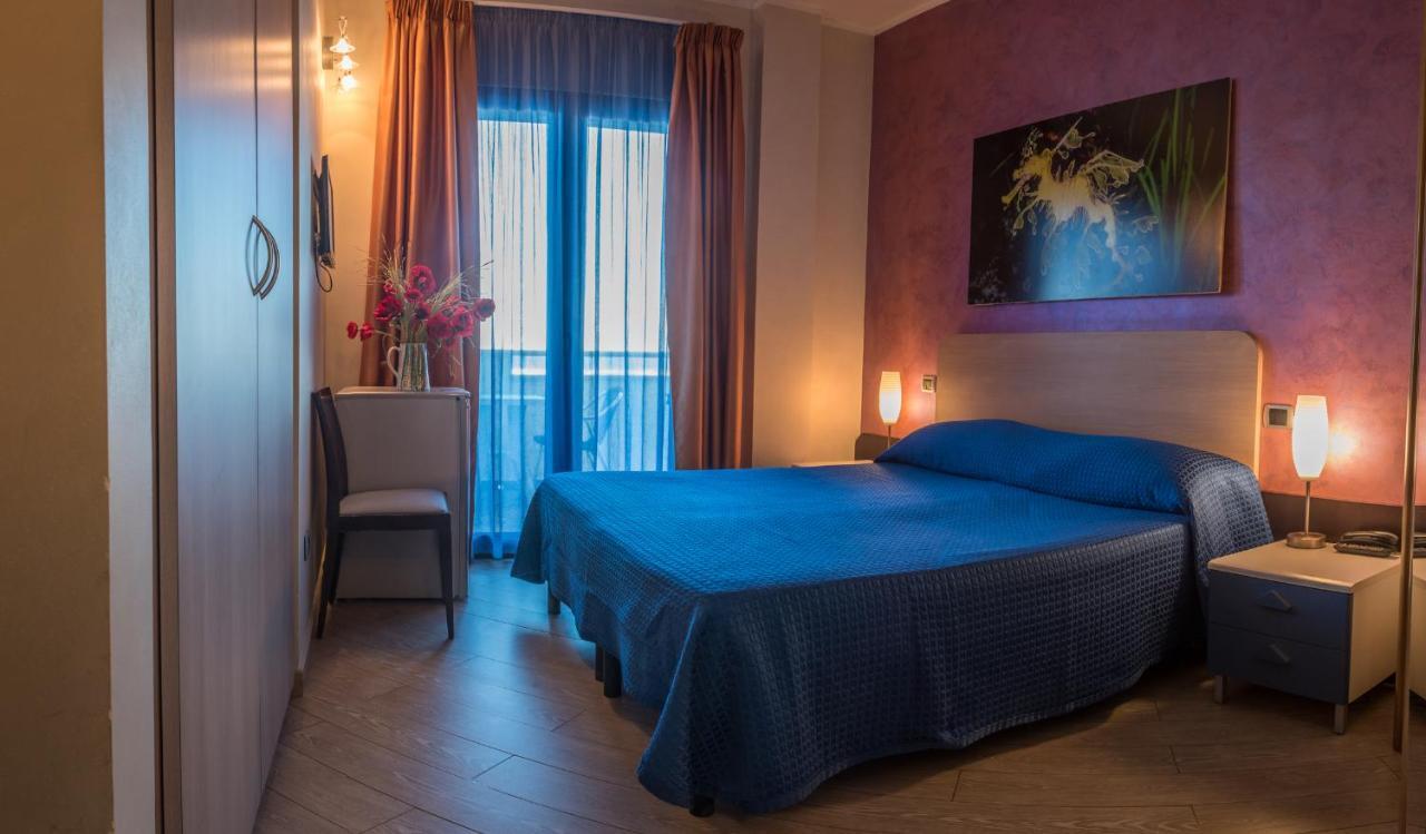 Hotel Mirage Торре-Санта-Сабіна Номер фото